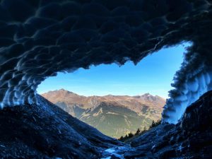 ice_cave_eiger_nordwand_grindelwald_turnagain